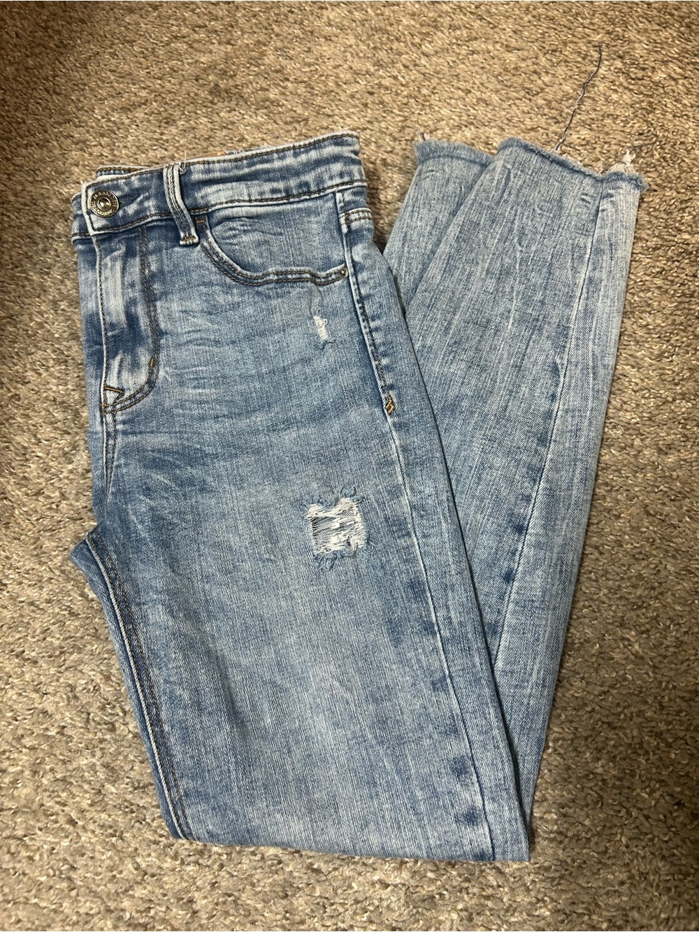 Stradivarius Light Wash Women’s Distressed Jeans, size 6